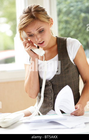 Frau beschwerte sich über das Telefon Stockfoto