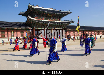 Wechsel der Wachablösung am Gyeongbokgung Palace Seoul Südkorea Stockfoto