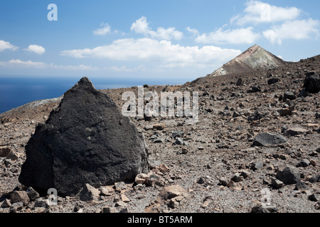 Große schwarze Vulkangestein auf der Oberseite der Gran Cratere Vulcano Insel der Äolischen Inseln. Stockfoto