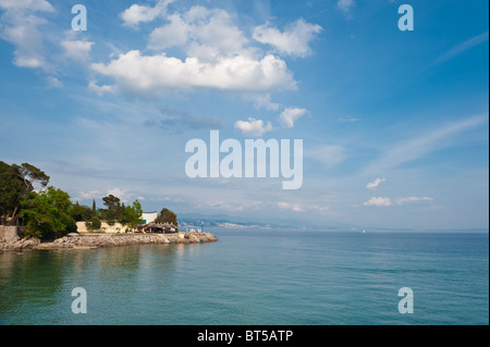 Adriatische Meerblick. Opatija, eine touristische Stadt an der kroatischen Küste. Stockfoto