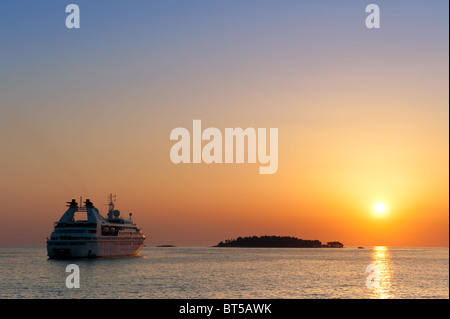 Kreuzfahrtschiff auf Sonnenuntergang in Adria Stockfoto