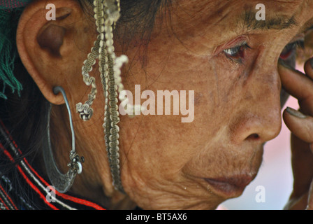 Seniorin Flower Hmong in der Nähe von Sapa, Vietnam Stockfoto