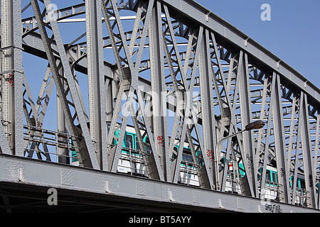 Paris, Pont Saint-Ange mit u-Bahnlinie 2 Stockfoto