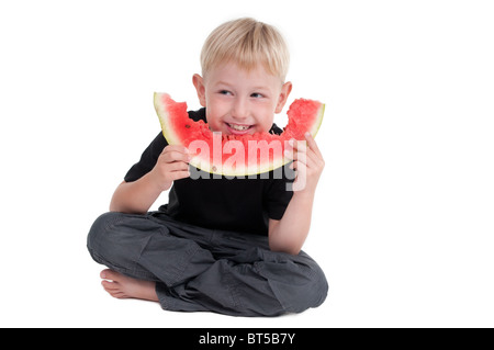 Lächelnde junge Essen ein Stück Wassermelone Stockfoto