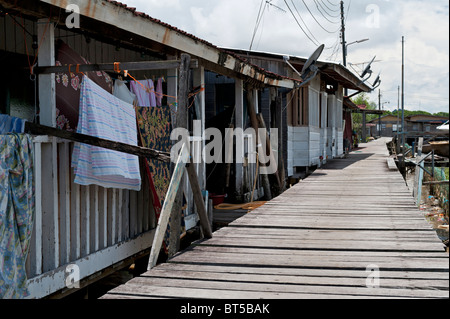 Typische hölzerne Pfahlbauten in Kampong Ayer Wasserdorf in Bandar Seri Begawan, Brunei Stockfoto