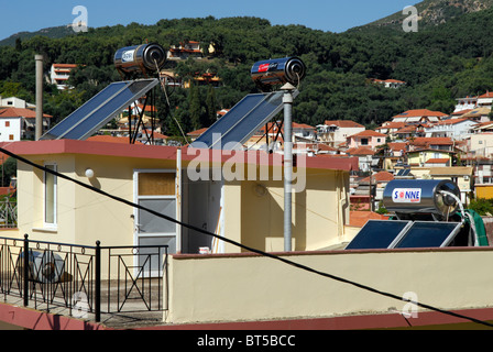 Solare Wasser-Heizpaneele und Sammler auf Dächern in Parga, Epirus, Griechenland Stockfoto