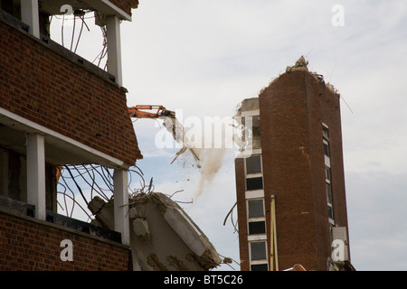 Abriss der Hochhaus Wohnungen Stockfoto