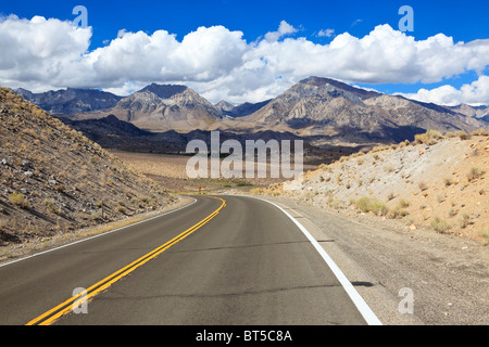 Straße in Ausläufern der Sierra Nevada Mountains im östlichen Kalifornien Stockfoto