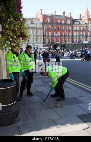 Polizisten machen Sicherheits-Checks vor Windsor Castle, Berkshire, England. UK-GB Stockfoto