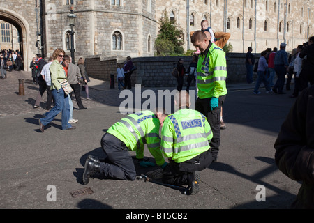 Polizisten machen Sicherheits-Checks vor Windsor Castle, Berkshire, England. UK-GB Stockfoto