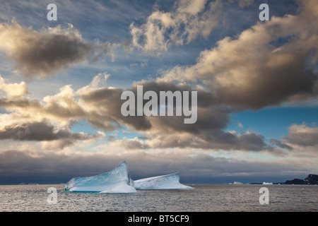 Morgenlicht und Wolken über Eisberge in der Nähe von Coronation Island, Süd-Orkney-Inseln, südlichen Ozean. Stockfoto