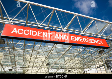 Das A & E-Zeichen und dem Eingang des Unfall- und Notaufnahme am Frimley Park NHS Hospital in Camberley. Stockfoto