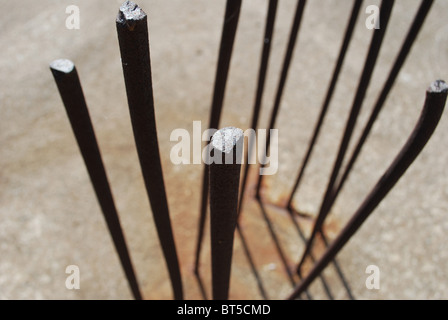 Detail der rostigen Sticks auf Dach der Baustelle Stockfoto
