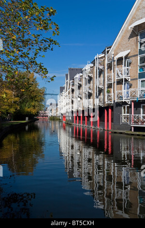 Der Grand Union Canal (Paddington Arm) mit modernen Waterside Apartments, West Kilburn, London, England, Großbritannien Stockfoto