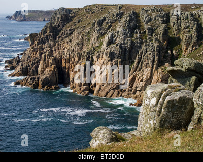 Klippen auf dem Lands End Halbinsel in Cornwall. Foto von Gordon Scammell Stockfoto