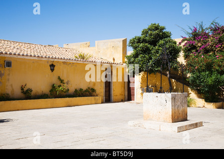 Ein Blick ins Innere Fort "Santa Catarina de Ribamar" in Praia da Roch, Algarve, Portugal. Stockfoto