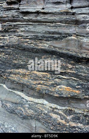 Schichten von Gestein und Mineralien am Strand in Buzios, auch bekannt als die brasilianischen Himalaya Stockfoto