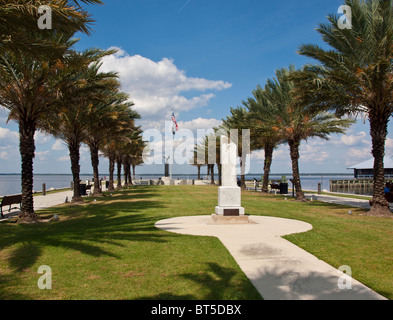 Veterans Memorial am Hafen von Sanford am Lake Monroe in Florida Stockfoto