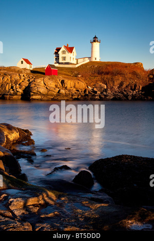 Sonne scheint einstellen auf Nubble Leuchtturm Cape Neddick Maine USA Stockfoto