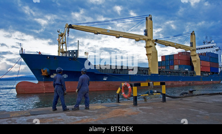 Luba Öl Freeport. Ankunft am Hafen Anlegestelle in der Abenddämmerung vor dem Laden Fracht-Container Container-Schiff Stockfoto