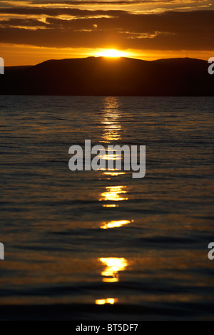 Sonnenuntergang hinter Höhle Hügel über Belfast Lough Nordirland Vereinigtes Königreich Stockfoto