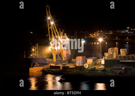 Luba Öl Freeport. Blick über Hafen mit Schiff am Steg in der Nacht Stockfoto