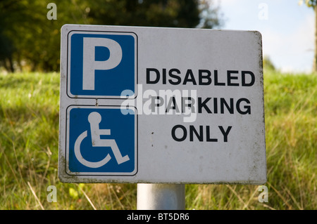 Behinderten Parkplatz Schild für blue-Badge Inhaber in einem Parkhaus Stockfoto