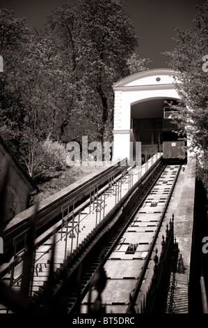 Seilbahn in Zagreb, Kroatien. Sehenswürdigkeit der Stadt. Monochrom schwarz / weiß Stockfoto