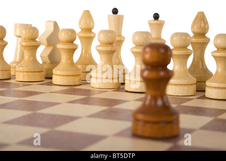 Braune Schach Pfandgegenstand auf weißem Hintergrund Stockfoto