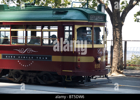 Melbourne Straßenbahnlinien gehen Sie zu oder von der Stadt und auch Melbourne W Klasse Straßenbahn auf der City Circle Line Stockfoto