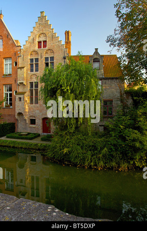 Herbstlaub auf einem Kanal in Brügge Stockfoto