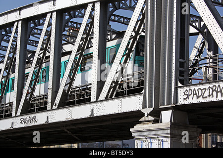 Paris, Pont Saint-Ange mit u-Bahnlinie 2 Stockfoto