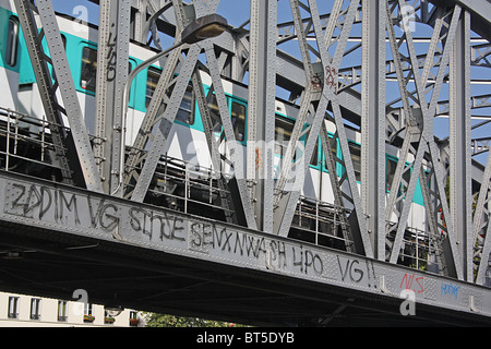 Paris, Pont Saint-Ange mit u-Bahnlinie 2 Stockfoto