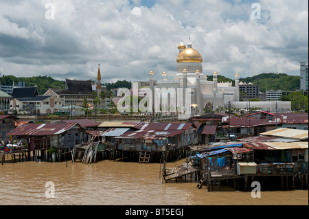 Ansicht der Sultan Omar Ali Saifuddin Moschee aus Wasserstadt Kampong Ayer in Bandar Seri Begawan, Brunei Stockfoto