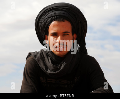 Porträt eines nomadischen Beduinen in der Wüste Sahara in Marokko Stockfoto