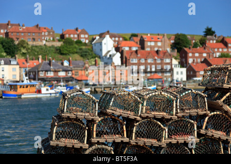 Töpfe stapeln sich am Hafen in Whitby Stockfoto