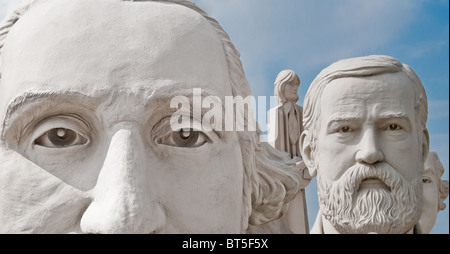 Weiße Betonskulpturen des US-Präsidenten und den Beatles an David Adickes Sculpturworx Studio in Houston, Texas, USA Stockfoto