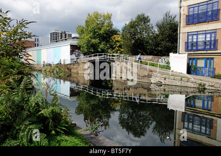 Regent es Canal zeigt Eingang nach Kingsland Basin Hackney London England UK Stockfoto