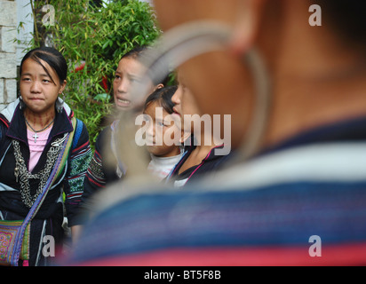 Schwarzen Dao Kinder gesehen durch einen Reifen Ohrring, Sapa, Vietnam Stockfoto