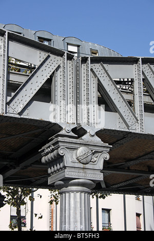 Paris, oberirdischen Abschnitt der Metrolinie 2 Stockfoto