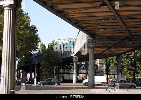 Paris, oberirdischen Abschnitt der Metrolinie 2 Stockfoto