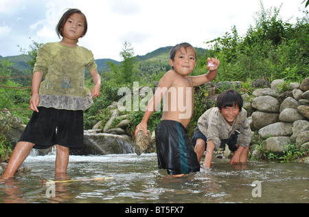 Vietnamesische Kinder spielen in einem Bach in der Nähe von Sapa Stockfoto