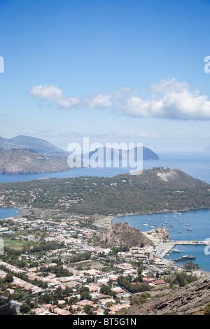 Mit Blick auf die nordöstliche Bucht des Vulcano Insel der Äolischen Inseln. Stockfoto