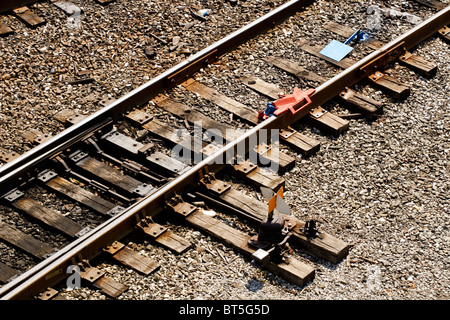Nahaufnahme der Wahlbeteiligung Schalter Stand & Schaltwerk in eine Eisenbahn-Weichenschalter in einem Railyard in West Virginia, USA an einem sonnigen Tag. Stockfoto