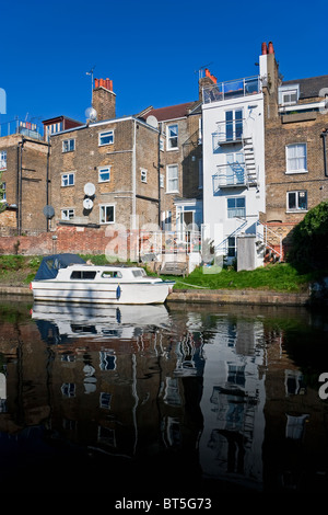 Der Grand Union Canal (Paddington Arm) mit Waterside Houses und Anlegeplätzen, Kensal Town, London, England, Großbritannien Stockfoto