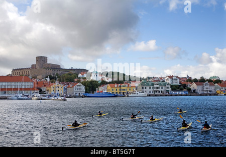 Eine Gruppe von Meer Kanuten paddeln vor Marstrand Stadt, ein Urlaubsort an der Westküste von Schweden. Stockfoto