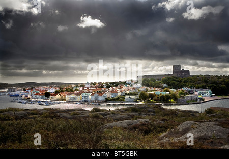 Marstrand im Herbst unter schweren regen Wolken. Eine Stadt und touristische Destination an der schwedischen Westküste Stockfoto