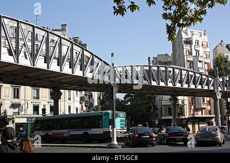 Paris, oberirdischen Abschnitt der Metrolinie 2 Stockfoto