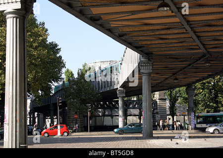 Paris, oberirdischen Abschnitt der Metrolinie 2 Stockfoto