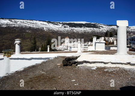 Blick über Stadt Dächer, Capileira, Las Alpujarras, Provinz Granada, Andalusien, Spanien, Westeuropa. Stockfoto